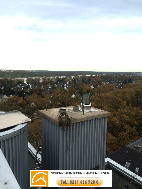 Montage neuer Abgasleitung 45 m hoch über den Dächern von Düsseldorf auf dem Dach des Lindner Hotel