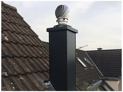 Fertiger neue Schornstein über Dach mit anthrazit Stülpkopf und Schornsteinventilator