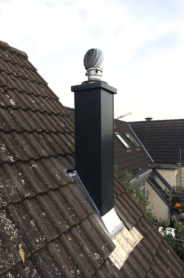 Projekt Bild 8 Schornsteintechnik Hasenclever - Der fertige neue Schornstein über Dach mit anthrazit Stülpkopf und Schornsteinventilator