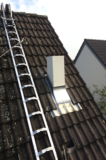 Projekt Bild 7 Schornsteintechnik Hasenclever - Die Dachziegel werden zugeschnitten und das Blei angepasst