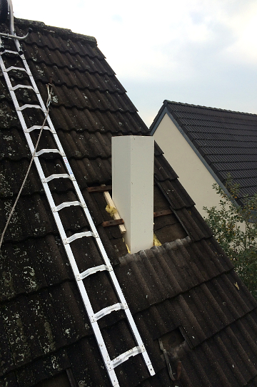 Projekt Bild 5 Schornsteintechnik Hasenclever - Mit Sparrenhaltern wird der Schacht im Dach befestigt