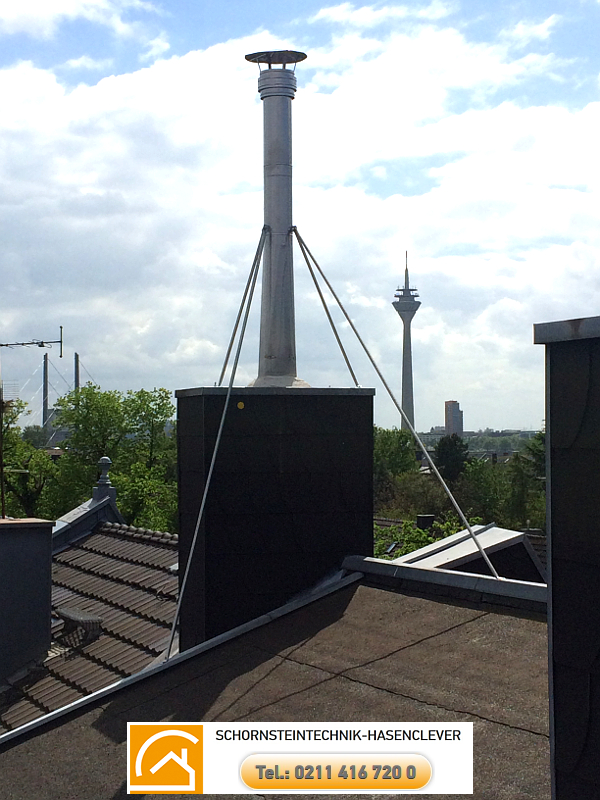 Erneuerung Schornsteinaufsatz mit Blick auf den Fernsehturm in Düsseldorf